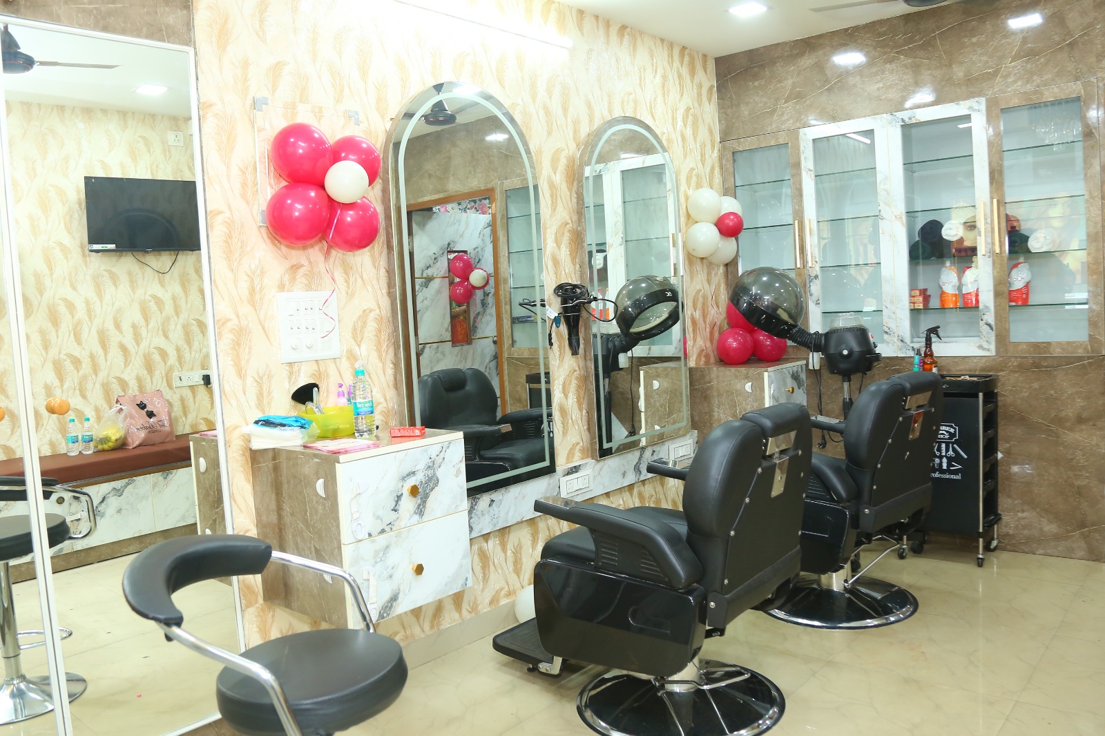 Hair styling chairs and mirrors at Beauty18